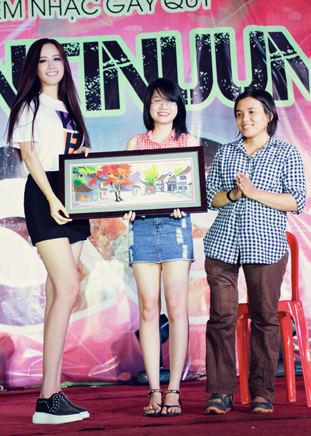 Hoa hậu Mai Phương Thuý bị vây kín khi làm đại sứ từ thiện ảnh 4