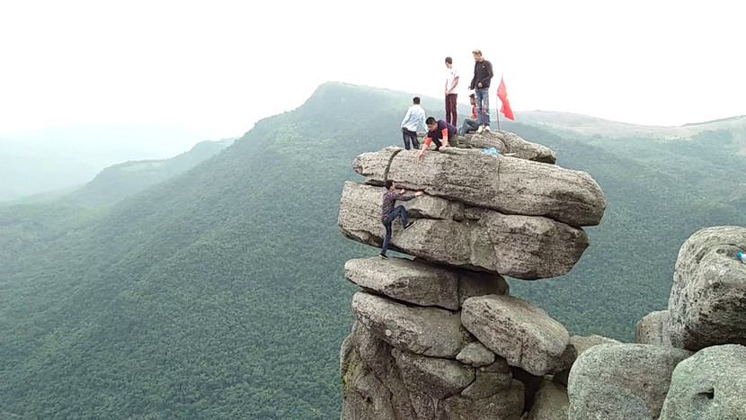 Quảng Ninh cấm du khách lên mỏm Đá Chồng cheo leo để "check-in" ảnh 2