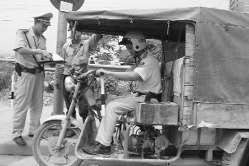 Tịch thu xe ba bánh giả danh thương binh ảnh 1