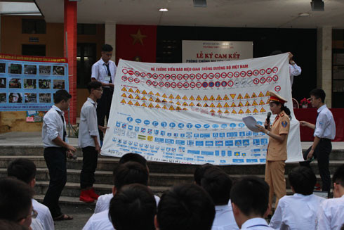 Tích cực tương tác, học sinh được tuyên truyền thiết thực về giao thông ảnh 1
