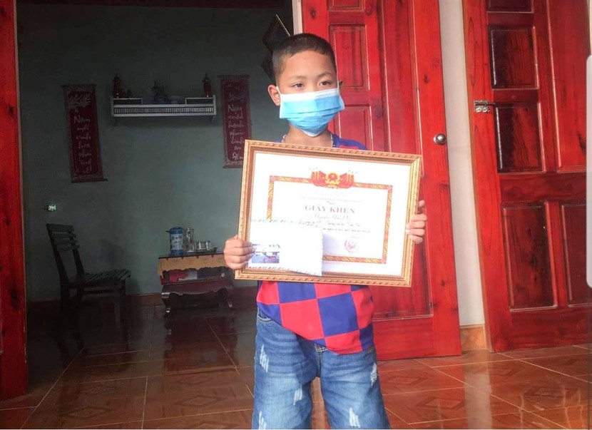 Tặng giấy khen cho học sinh tiểu học dũng cảm cứu 2 chị em thoát khỏi đuối nước ảnh 1 Tặng giấy khen cho học sinh tiểu học dũng cảm cứu 2 chị em thoát khỏi đuối nước ảnh 1