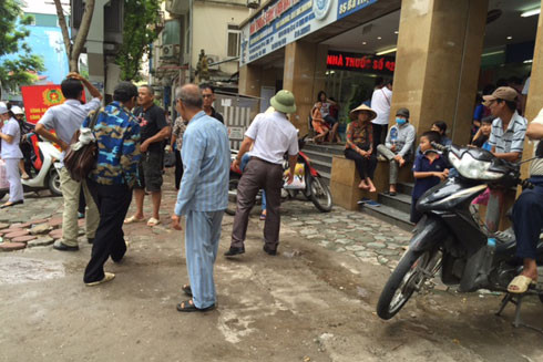 "Cò mồi" lại vật vờ "chặt chém" trước Viện Mắt Trung ương ảnh 1