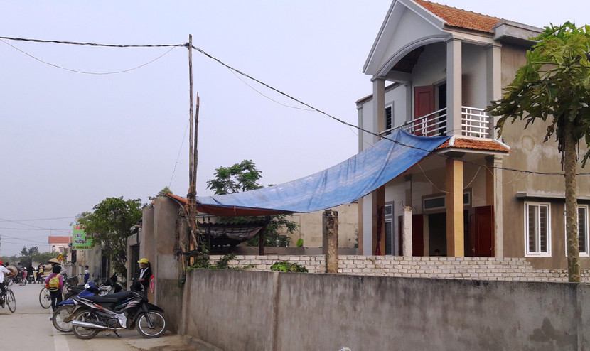 Bé trai 18 tháng đuối nước dưới ao ảnh 1