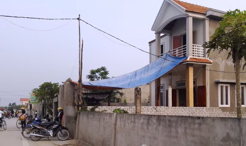 Bé trai 18 tháng đuối nước dưới ao ảnh 1