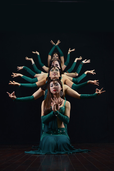 "Bỏng mắt" ngắm vũ đoàn bellydance chuẩn bị bài cho Festival Huế 2016 ảnh 1