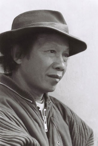 Khi nhà văn vác "cưa" đi "tán" ảnh 1