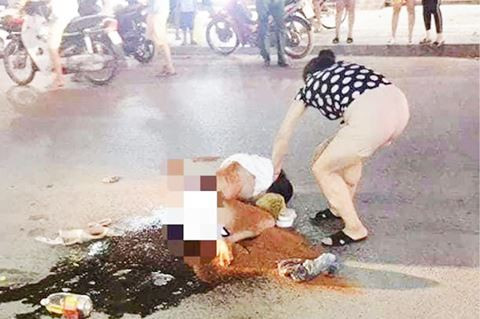 Khởi tố vụ cô gái bị lột đồ, hắt nước mắm, ớt bột lên người ảnh 1 Khởi tố vụ cô gái bị lột đồ, hắt nước mắm, ớt bột lên người ảnh 1