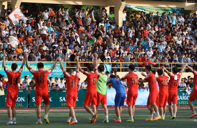 V-League nhìn giải "phủi" mà... thèm ảnh 4