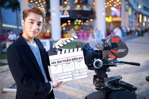 Sơn Tùng M-TP khoe “bạn gái mới” trong MV "Âm thầm bên em" ảnh 1