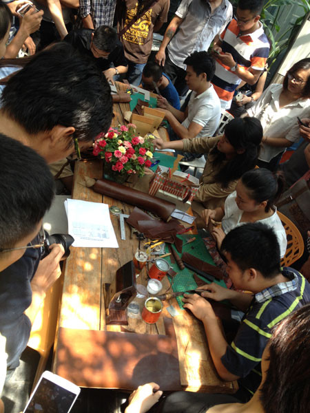 Sống chậm giữa chợ đồ da chế tác ảnh 1