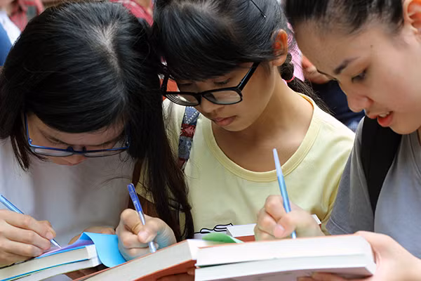 Nhà văn Nguyễn Nhật Ánh tặng chữ ký cho độc giả Thủ đô ảnh 6 Nhà văn Nguyễn Nhật Ánh tặng chữ ký cho độc giả Thủ đô ảnh 6