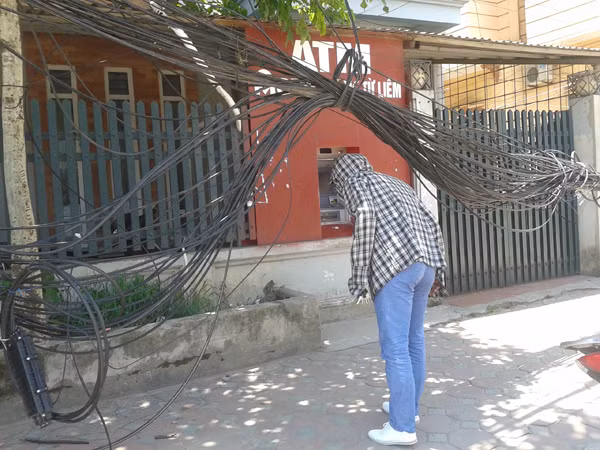 Nguy hiểm treo trên đầu mỗi khi đi rút tiền ảnh 1