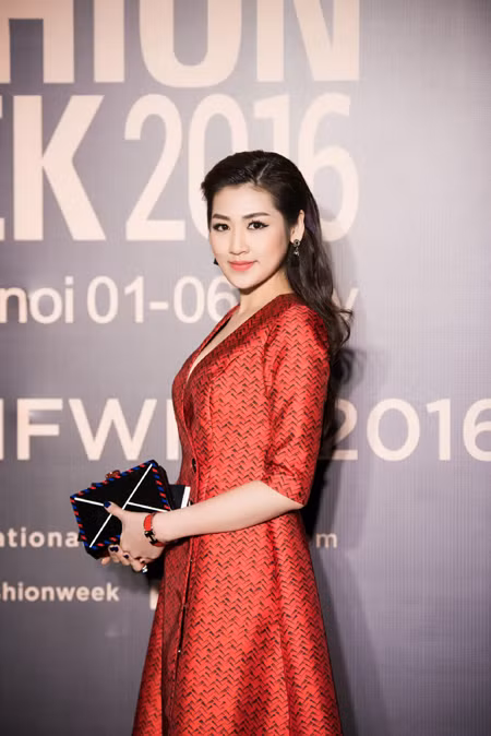 Choáng ngợp với phong cách thời trang ấn tượng của Hoa hậu Mỹ Linh tại VIFW 2016 ảnh 13
