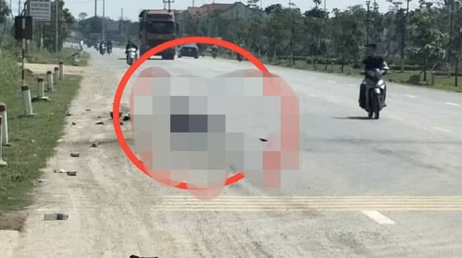 Va chạm với xe tải, hai mẹ con tử vong thương tâm ảnh 1