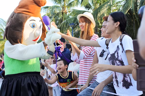 Top 9 Vietnam’s Next Top Model 2015 "du hí" thành phố biển Nha Trang ảnh 2