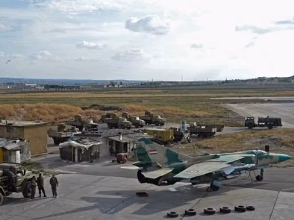 Không quân Syria chuyển máy bay về căn cứ sau cuộc tấn công của Mỹ ảnh 1