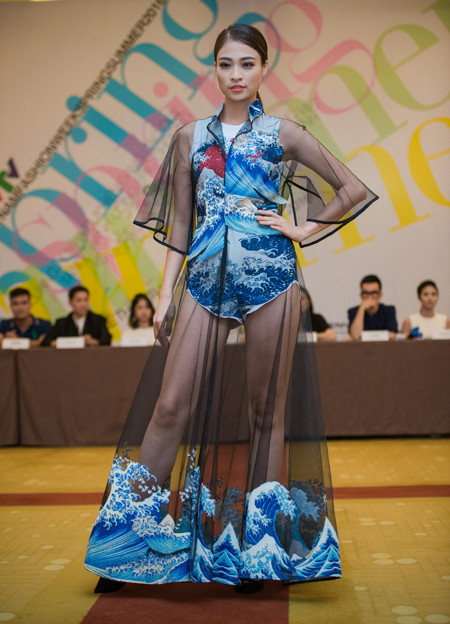 Người mẫu Nguyễn Tú "đốt mắt" khán giả với trang phục "kín trên hở dưới" ảnh 4