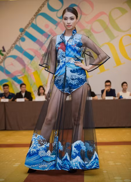 Người mẫu Nguyễn Tú "đốt mắt" khán giả với trang phục "kín trên hở dưới" ảnh 4