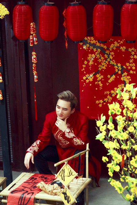 Phan Mạnh Quỳnh nôn nao Tết, tung ảnh "đỏ chót" với áo dài, phong bao lì xì ảnh 6