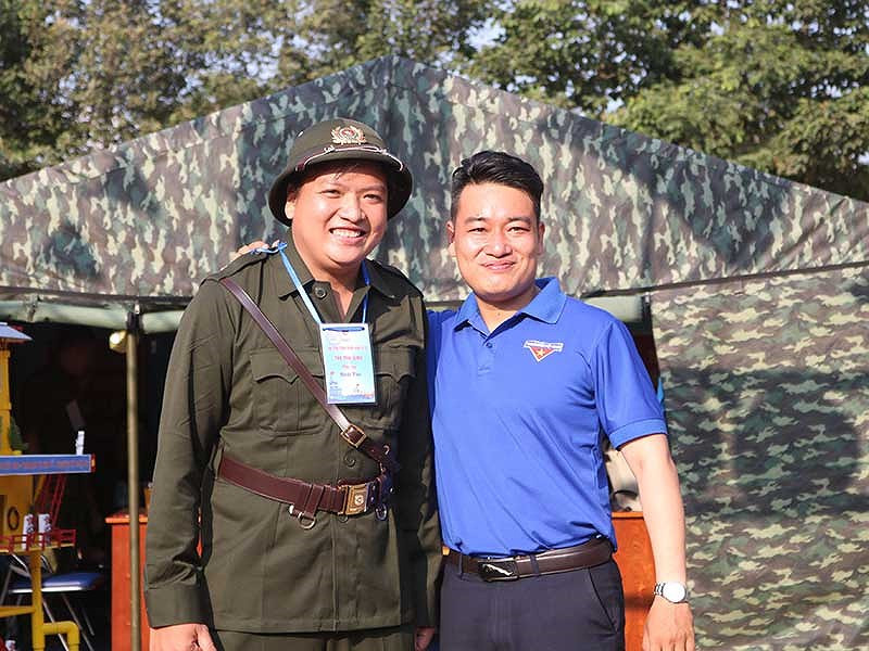 Nữ sinh tình nguyện lên đường tòng quân ảnh 2 Nữ sinh tình nguyện lên đường tòng quân - ảnh 2