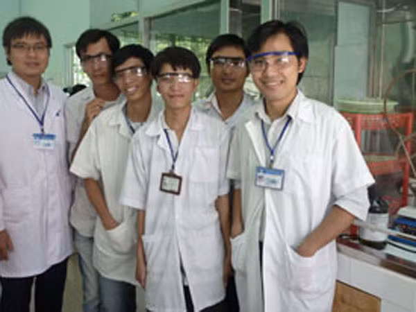 Đường tới thành công của những GS, PGS trẻ ảnh 1