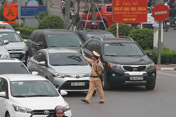 Cảnh sát giao thông Hà Nội ứng trực phân làn những ngày cuối năm ảnh 4