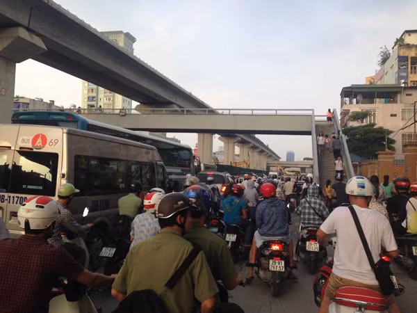 "Lô cốt" gây ùn tắc: Rút giấy phép thi công nếu không đảm bảo giao thông ảnh 1
