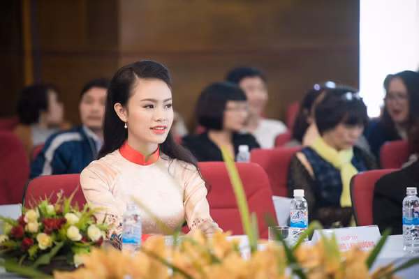 "Cô gái vàng" Hoa hậu Việt Nam 2016 rạng ngời dự họp báo "Ngày chủ nhật Đỏ" ảnh 6 "Cô gái vàng" Hoa hậu Việt Nam 2016 rạng ngời dự họp báo "Ngày chủ nhật Đỏ" ảnh 6