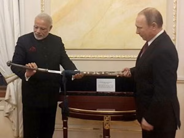 Tổng thống Putin tặng Thủ tướng Ấn Độ bảo kiếm hơn 300 tuổi ảnh 1