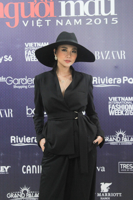 Thanh Hằng diện nguyên “cây” hàng hiệu chấm thi Next Top Model tại Hà Nội ảnh 5