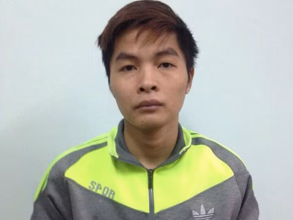 Kẻ cướp giật được cha đưa ra đầu thú ảnh 1