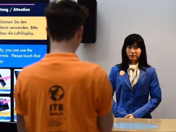 Bất ngờ với robot nói được 4 thứ tiếng ảnh 1