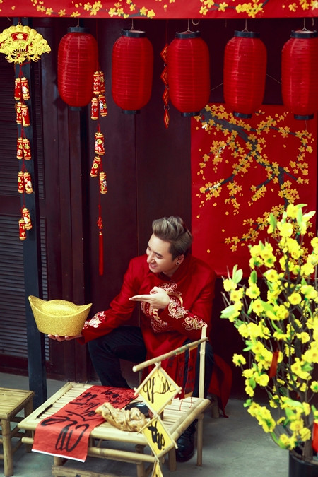 Phan Mạnh Quỳnh nôn nao Tết, tung ảnh "đỏ chót" với áo dài, phong bao lì xì ảnh 3