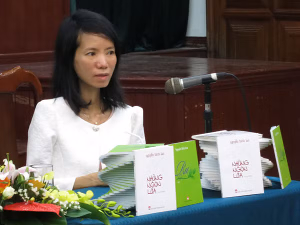 Nhà văn nữ kể chuyện: Vừa nội trợ, vừa làm "công chức vỉa hè" ảnh 2