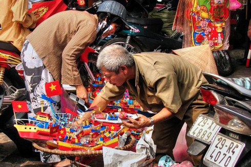 Chuyện về đồ chơi Trung thu bằng sắt Tây ảnh 1 Chuyện về đồ chơi Trung thu bằng sắt Tây ảnh 1