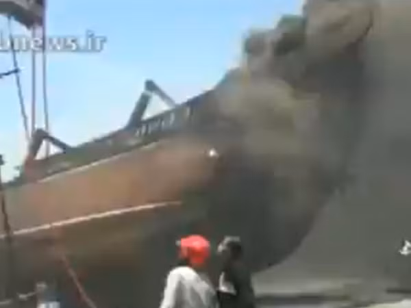 Một loạt tàu bốc cháy dữ dội tại cảng biển Iran ảnh 1