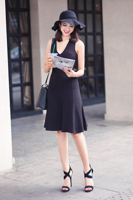 Hoa hậu Ngọc Diễm gợi cảm khoe lưng ong xuống phố ảnh 7