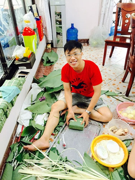 MC Quốc Bình "rủ rê" đồng nghiệp nấu bánh chưng ảnh 2