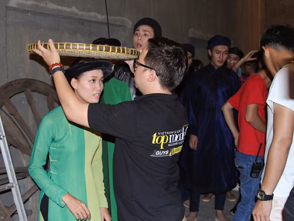 Top 10 Vietnam’s Next Top Model 2015 tìm hiểu về áo dài Việt Nam ảnh 4