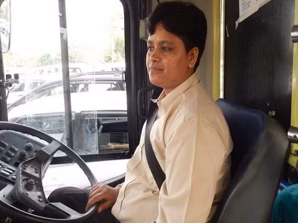 Hành khách Ấn Độ chào đón nữ tài xế xe bus đầu tiên của New Delhi ảnh 1