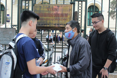 Biệt đội học sinh Hà Nội "giải cứu đồ ăn" tặng lại người nghèo ảnh 1