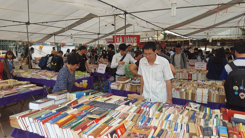 Triển lãm sách về Chủ tịch Hồ Chí Minh tại hội sách cũ Hà Nội ảnh 1