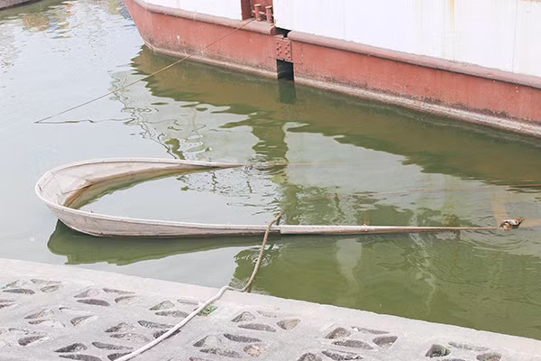 Hàng loạt tàu thuyền cũ nát bỏ hoang ở một góc hồ Tây ảnh 4