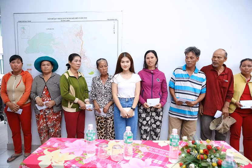 Trang Trần, Ngọc Thanh Tâm hăng say làm thiện nguyện giữa mùa mưa bão ảnh 5 Trang Trần, Ngọc Thanh Tâm hăng say làm thiện nguyện giữa mùa mưa bão ảnh 5