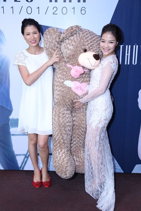 Trang Trần tái xuất chúc mừng bạn thân ra mắt MV "Em vẫn yêu anh" ảnh 2