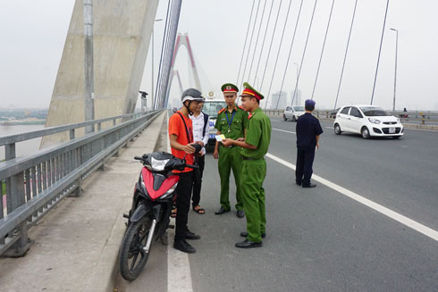 Giảm tai nạn giao thông trên cầu Nhật Tân ảnh 1