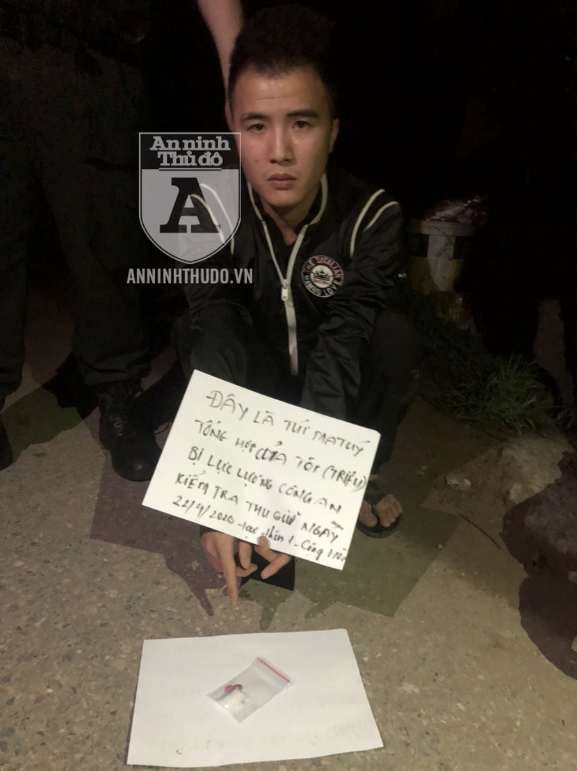 [CLIP] Vứt xe, bỏ chạy khi thấy CSCĐ, đối tượng giấu ma túy bị quật ngã ảnh 1