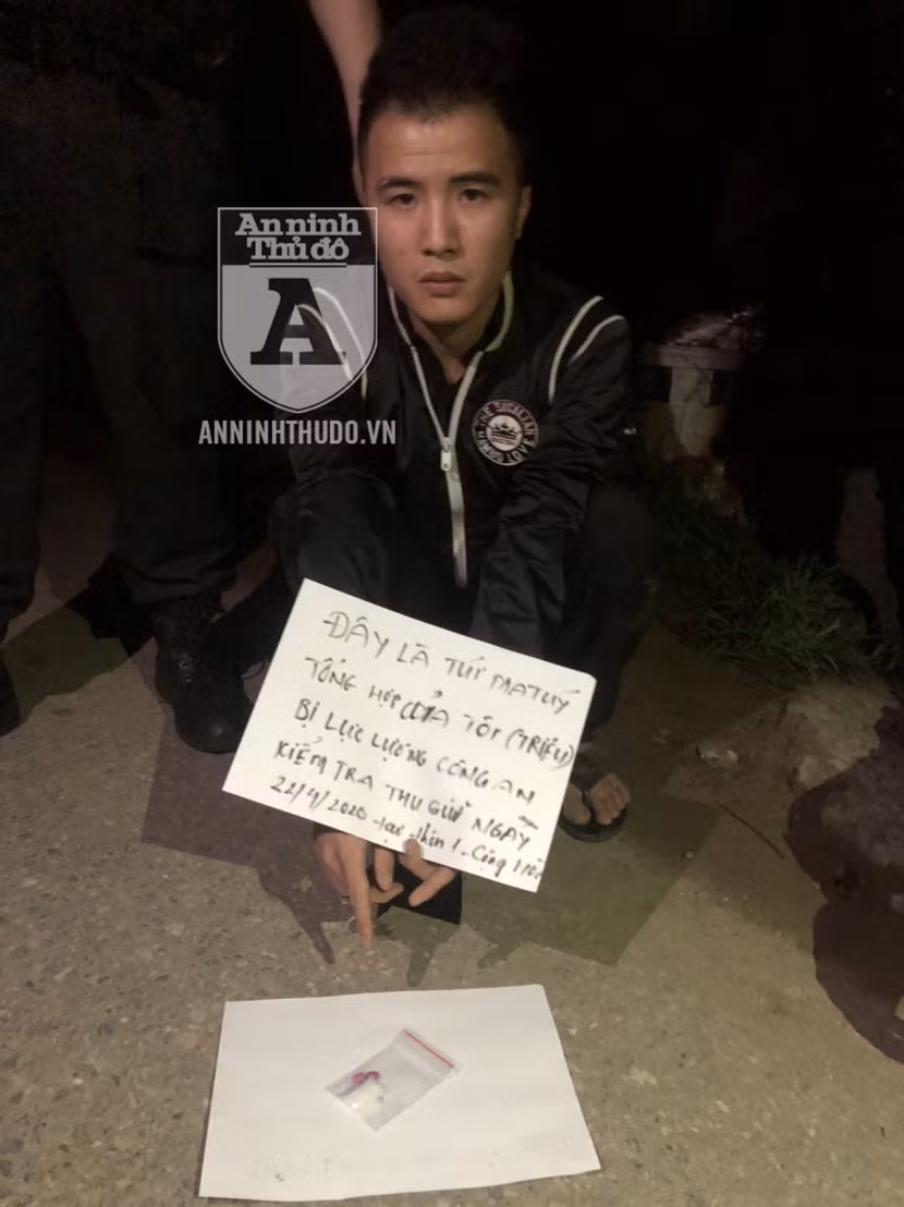 [CLIP] Vứt xe, bỏ chạy khi thấy CSCĐ, đối tượng giấu ma túy bị quật ngã ảnh 1