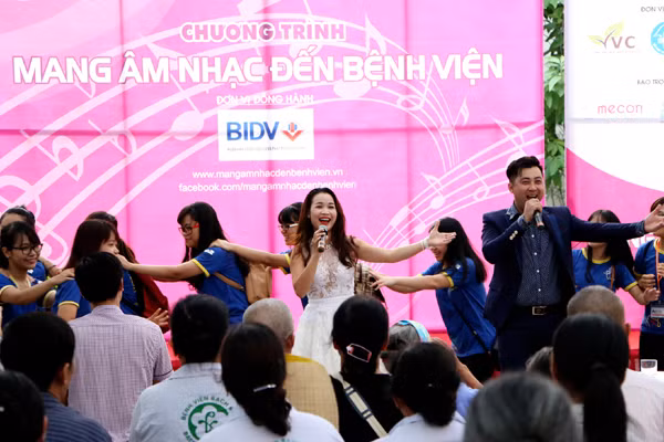 Quán quân Sao Mai 2015 Thu Hằng: Nụ cười của khán giả là cát-xê lớn nhất ảnh 8