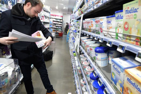 Pháp: Cửa hàng vẫn bán sữa trẻ em nhiễm khuẩn bị thu hồi ảnh 1